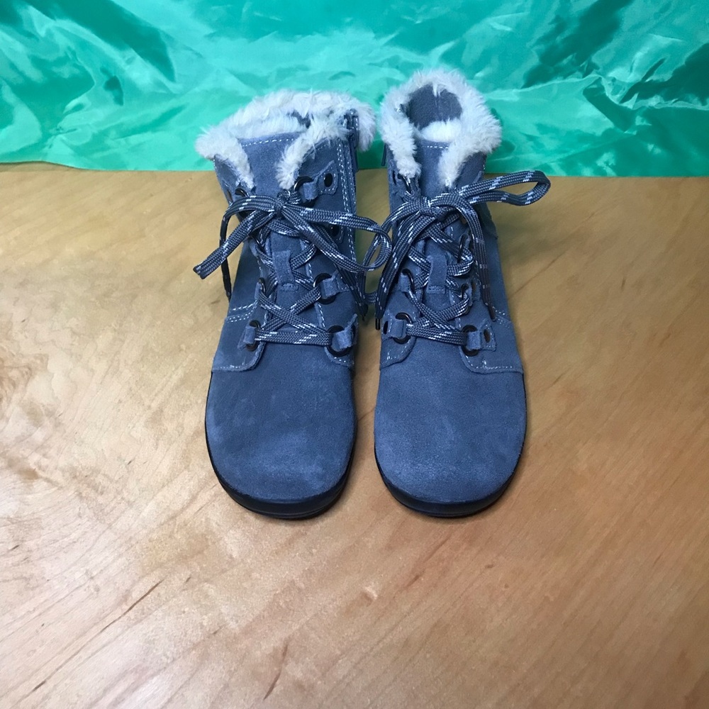 Earth Origins Women’s Suede Fuzzy Ankle Bootie Size 6.5W